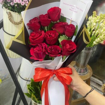 Hand Bouquet Mawar Merah 12 Tangkai